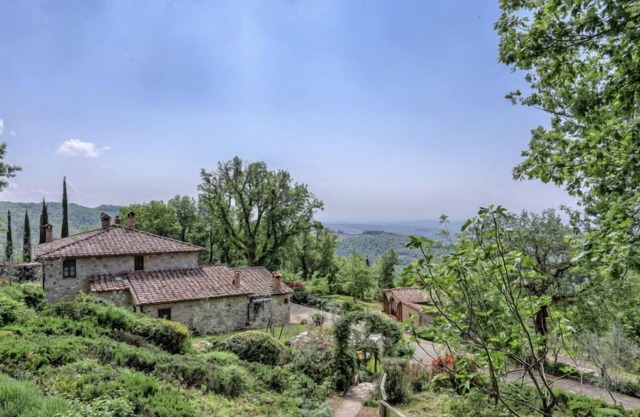 Farmhouse with beautiful pool and jacuzzi, panoramic location in chianti