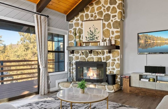 Feather Mountain Chalet + Ski Slope Views+ Pets