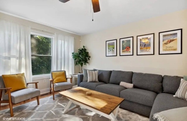 Featherbone Farmhouse- Comfy Gem 1 Block to Town. Perfect for families & groups!