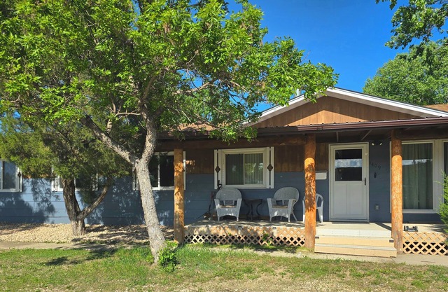 Feel Right at Home in this Charming 3-bedroom house with WiFi, AC, Full Kitchen