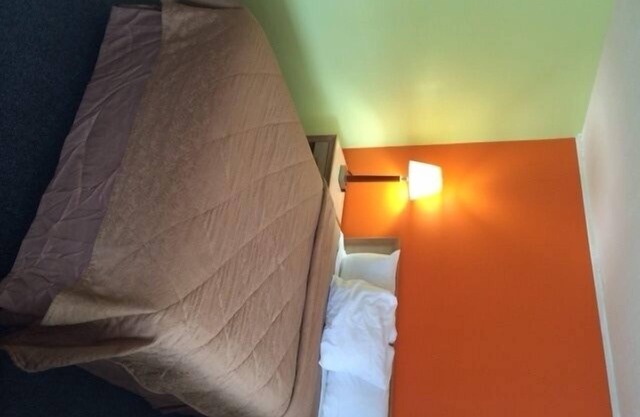 Fels Three Crown Motel