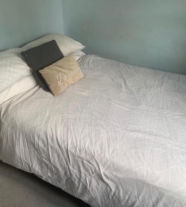 FEMALES ONLY OR Couples for DOUBLE ROOM - near Stonehenge
