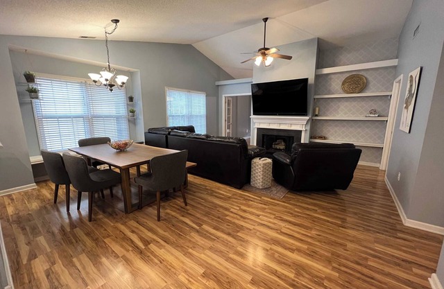 Fenced In|Pet Friendly|King Bed|Heart of Cary