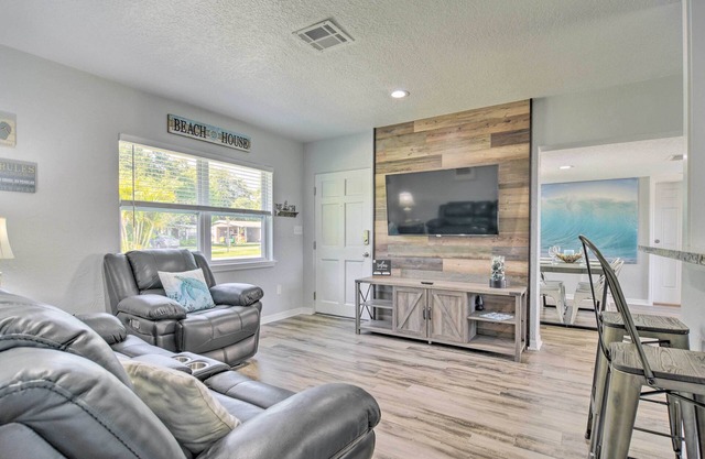 Fenced Yard w/Fire Pit & Grill: Seminole Retreat!