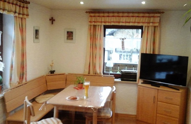 Ferienwohnung 1 im Obergeschoss, 65 qm, für 2 bis 4 Personen, 2 sep. Schlafzimmer und Balkon
