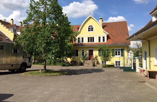 Ferienwohnung im Grünen auf idyllisch gelegenen Gutshof und doch so zentral