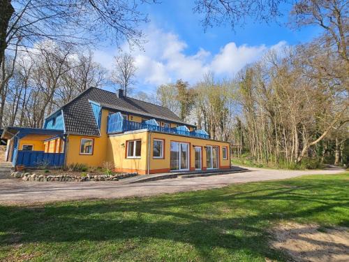 Ferienwohnung im Landschaftsschutzgebiet, mit Dachzimmer und Terrasse zum See mit hauseigenem Bade-Steg