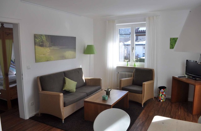 Ferienwohnung Wiesengrün. Sonniges Apartment mit Balkonblick auf den Wetterstein