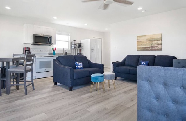 Fetching, cozy home, Sleeps 4! Pet&kid friendly!