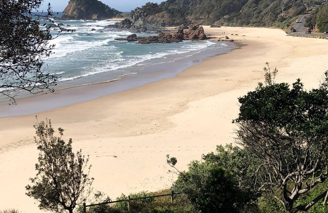 Fi s Beach House directly opposite beach and park 3 mins to dog beach!