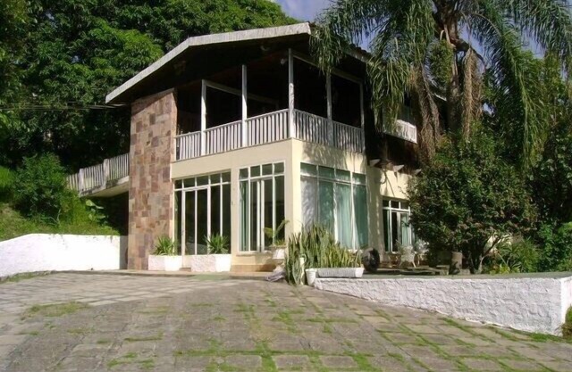 Field townhouse with Fish-Pay at the door