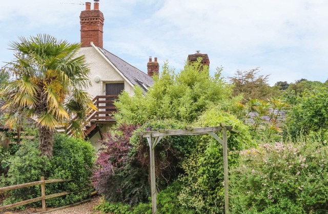 FIG TREES - WIBBLE FARM, romantic, with a garden in Williton
