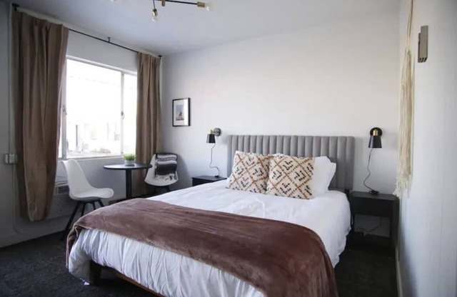 Fillmore Lodge: Cozy 1-Queen Room at a BEST Price