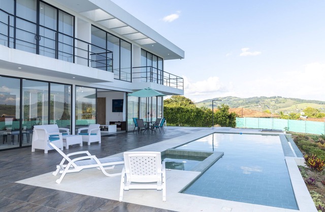 Finca en el Lago Calima con Hermosa Piscina