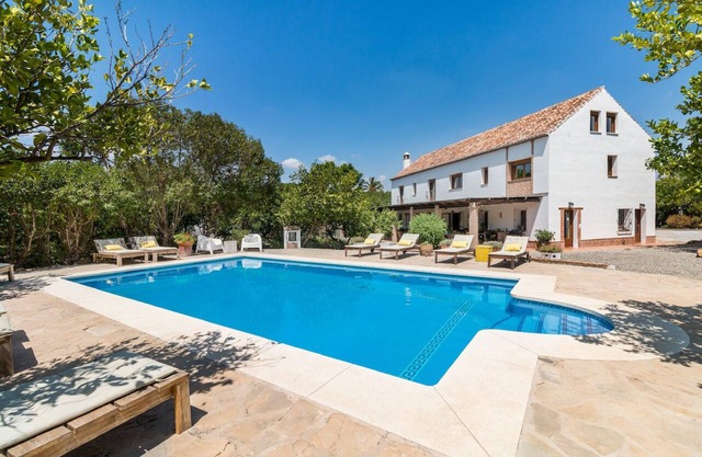 Finca near Pizarra, near Málaga & the sea, pool, WiFi, all rooms have their own bathroom