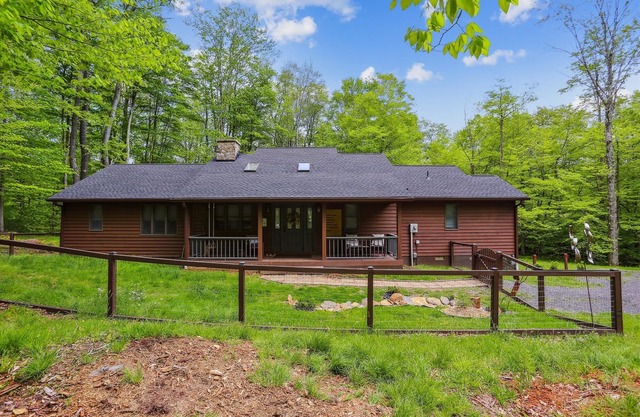 Find complete comfort in this beautiful and secluded mountain cottage!