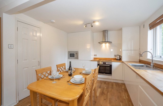 ✪ Find Dwellcome Home ✪ Spacious 2 bed apartment King & Double