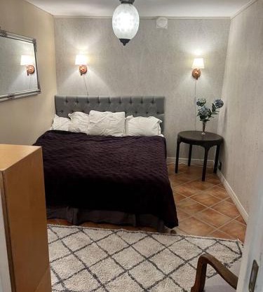 Fint litet rum med dubbelsäng utan fönster i härlig Båstad villa aaa-läge med terass
