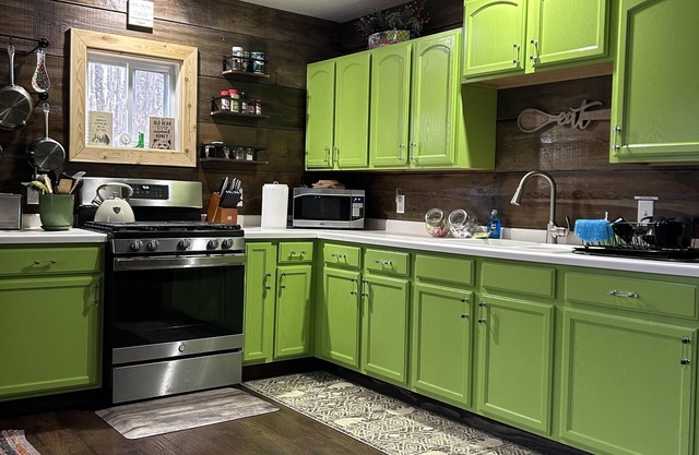 Firefly Cabin-6 private acres! Snowmobile/ATV trails, pet-friendly!