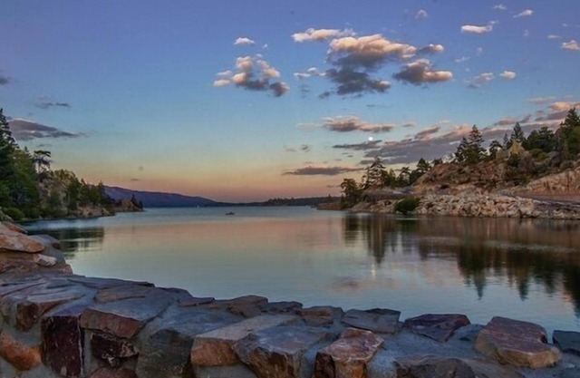 Firelight Cabin - Cute & cozy cabin with a large front yard!