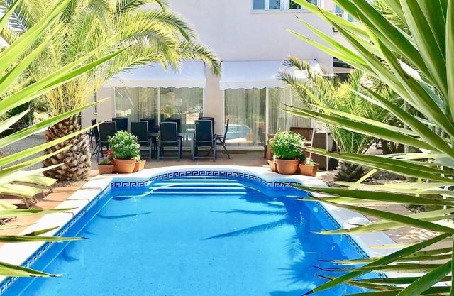 First Floor, 15 minutes away from Sitges, Heated Private Pool, Jacuzzi & Sauna