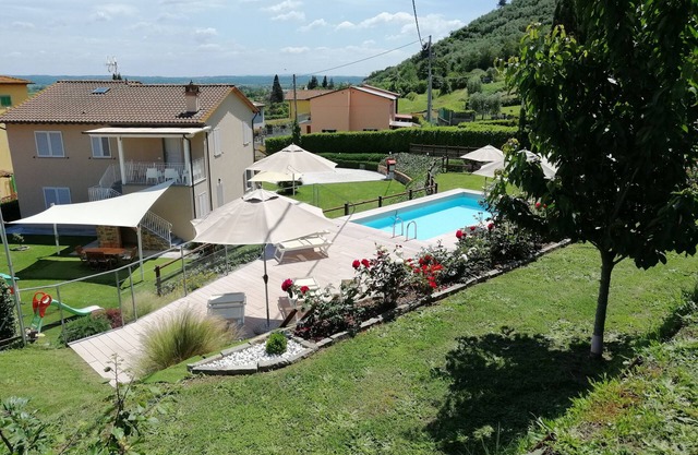 First floor apt with terrace, garden & pool in Lucca countryside