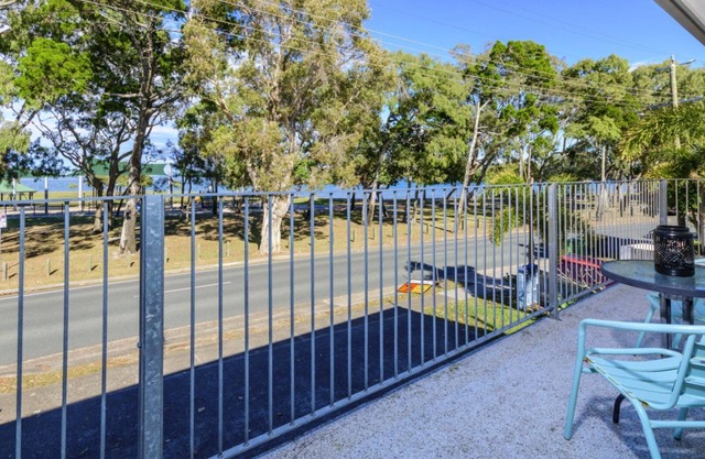 First floor unit close to shops, park and waterfro