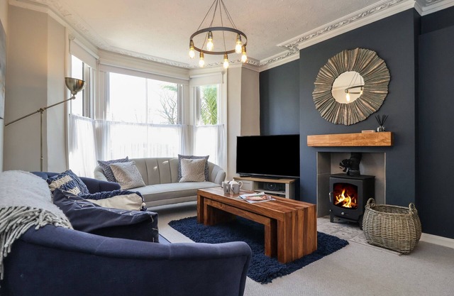 FIRST LIGHT, pet friendly, with open fire in Pakefield