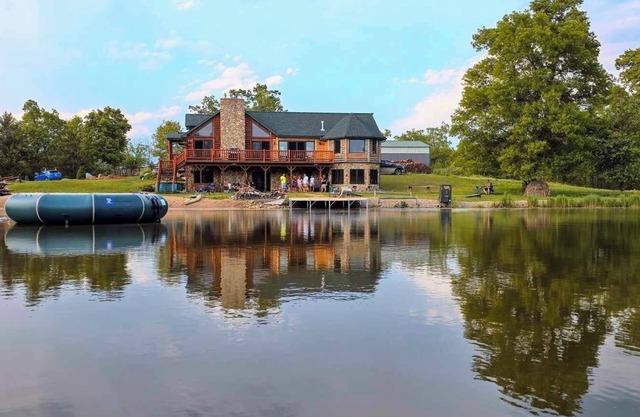 Fischer’s Secret Cabin on Private lake
