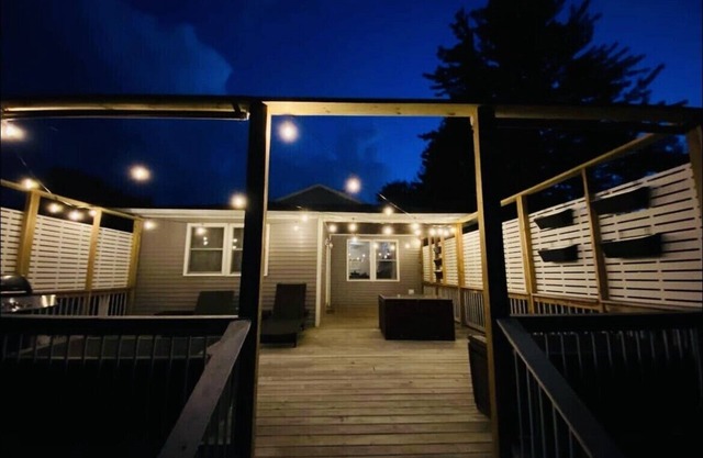 Fish Creek private dock & fenced in yard. Walk to beach & town