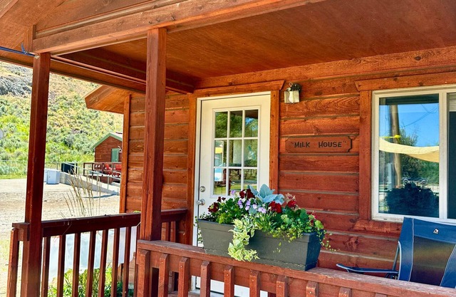 Fishermen's Getaway! Cozy studio cabin near Silver Creek & Little Wood Reservoir. The Milk House offers 2 twin beds, 3/4 bath, kitchenette. Relax on the porch and enjoy the breathtaking sunrise & scenery!