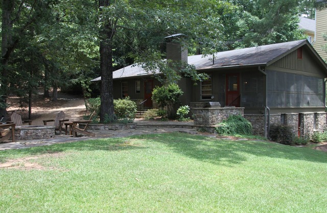 FishHook - A Lakefront Cottage - Close to the Water! Relaxing lake area!
