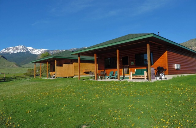 FIVE STAR CABIN ON YELLOWSTONE RIVER! THE GRIZZLY DEN CABIN on YNP Riverfront