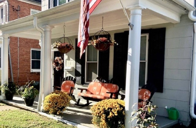 Five Star Charmer! Great Location Downtown & Stadium! Parking too!