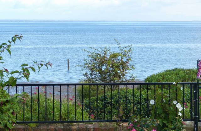 Flag Cottage - a cottage that sleeps 4 guests in 2 bedrooms