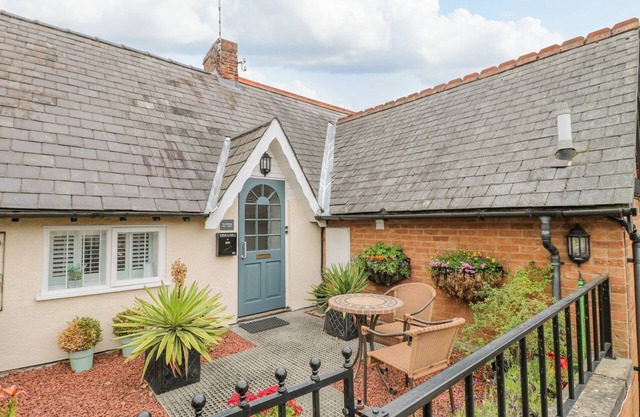 FLAT 2, THE MALTINGS, family friendly, with a garden in Oakham