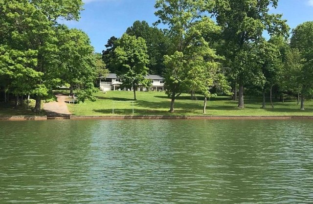 FLAT LOT BOAT-RAMP NO-WAKE-COVE OFF MAIN CHANNEL LG HOME-GAMERM FIRE PIT KAYAKS+