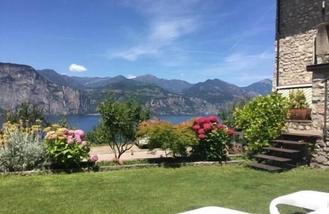 Flat with a view of the water