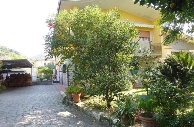 Flat with garden closed to see