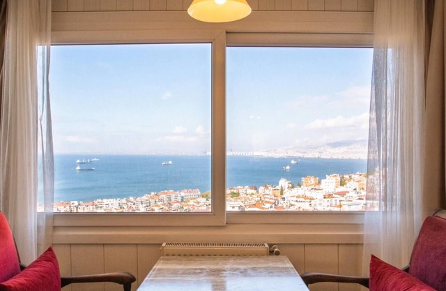 Flat with Mesmerizing Sea View in Konak