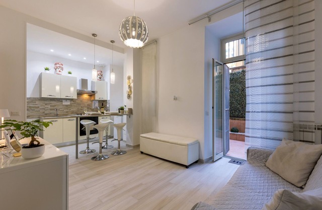 *FLAT WITH PRIVATE PATIO* Inn White Rome