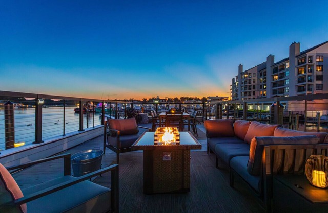 FLOHOM 10 - Floating Luxury Steps from the Beach