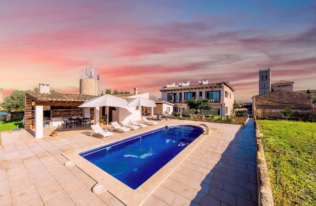 Floor with spectacular views, very bright, pool, BBQ, private solarium.
