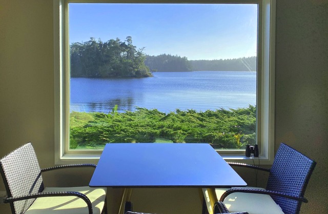 Floras Lake Getaway - charming apartment with view of Lake with Kayaks, SUPs