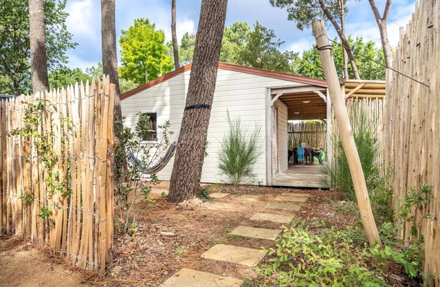 Flower Camping Les Biches * - Cottage Garden 3hg! PREMIUM - 32m2- terrace cover. -TV - LV - plancha -out bath - Wifi Free 7 persons