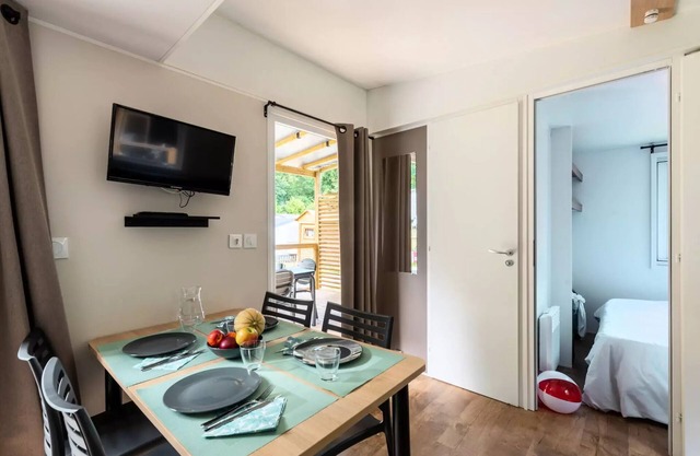 Flower Camping La Chênaie * - Homeflower Premium 35m2 (3 bedrooms) + CLIM + semi-covered terrace + TV + sheets + towels 6 people