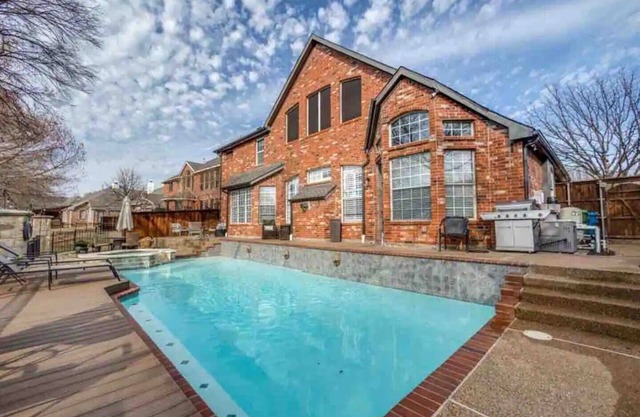 Flower Mound 5-bedroom house with pool, pond view, and all modern comforts.🌞🏡