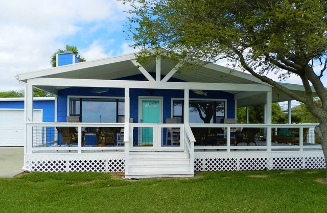 "Flying Fish" Bay Front Home! Fishing Pier outside your front door