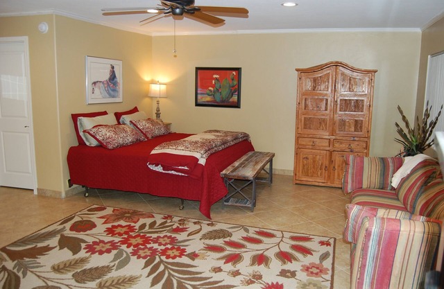 Foothills Studio Suite, Convenient, recently Remodeled