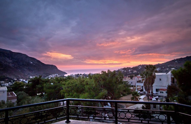 For families & friend groups close to beaches &climbing sectors. Great location!
